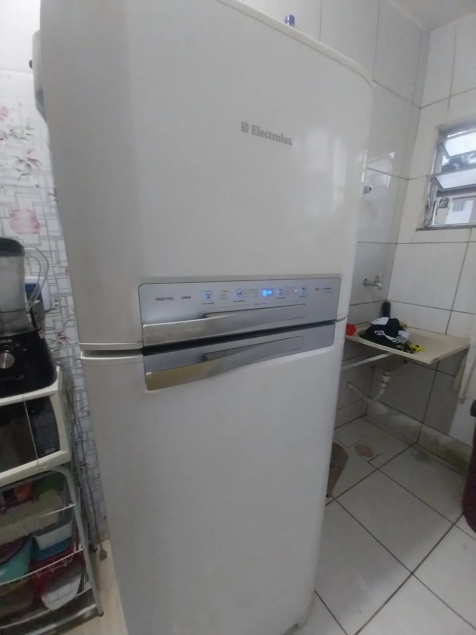 GELADEIRA E OUTROS MÓVEIS. 