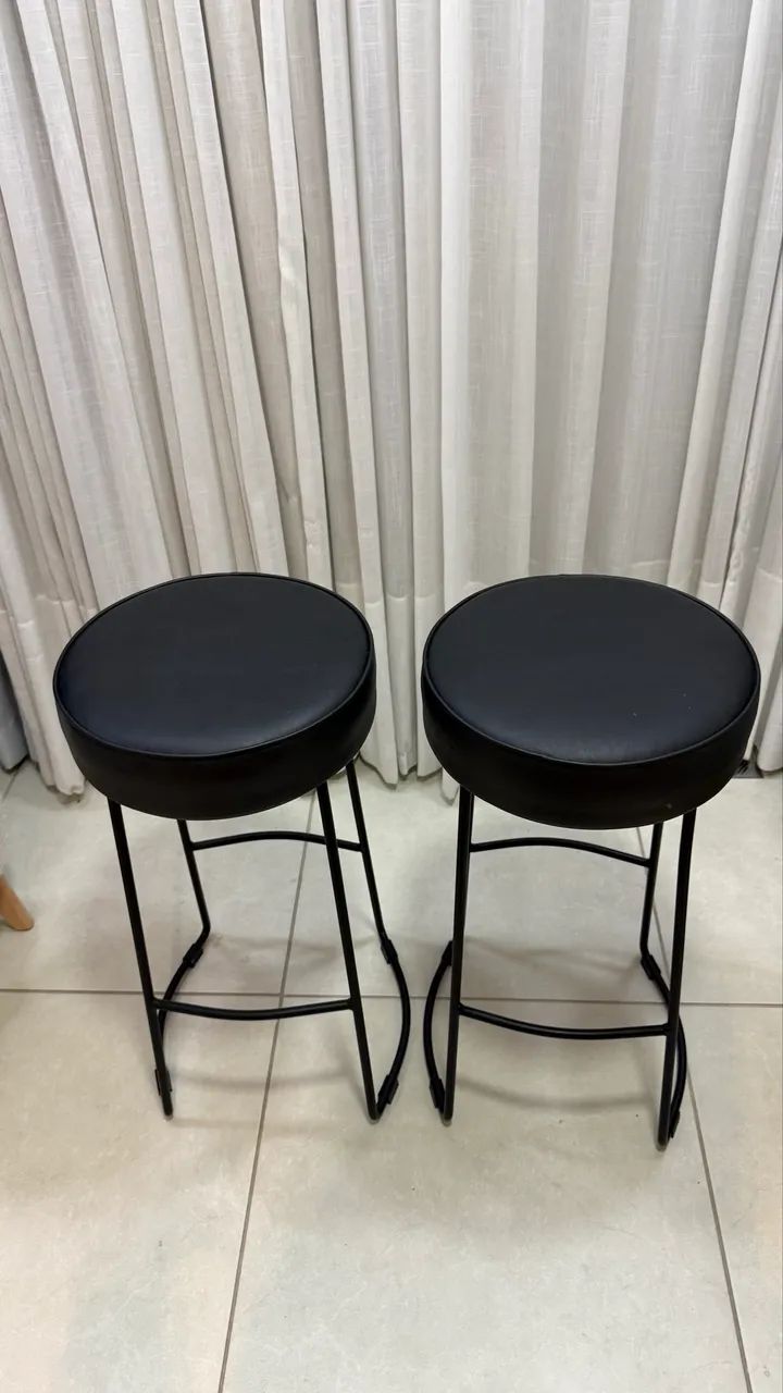 Par de banquetas altas pretas estofadas - Foto 2