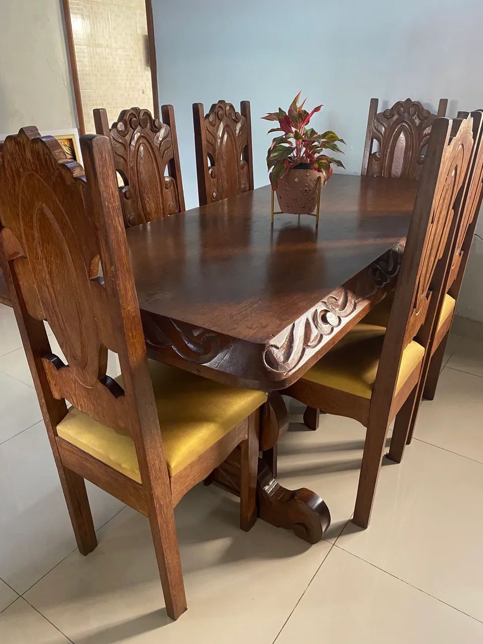 Conjunto de Mesa e 6 Cadeiras em Madeira Maciça