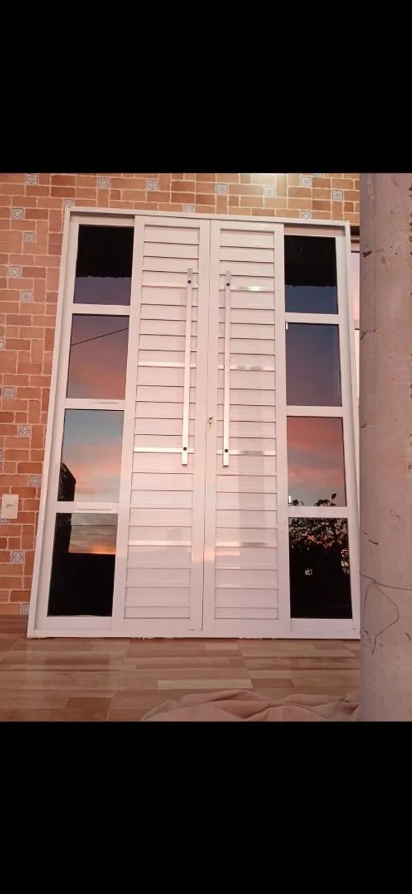 Porta semi nova medindo 2,10 X 1,5 cuida 