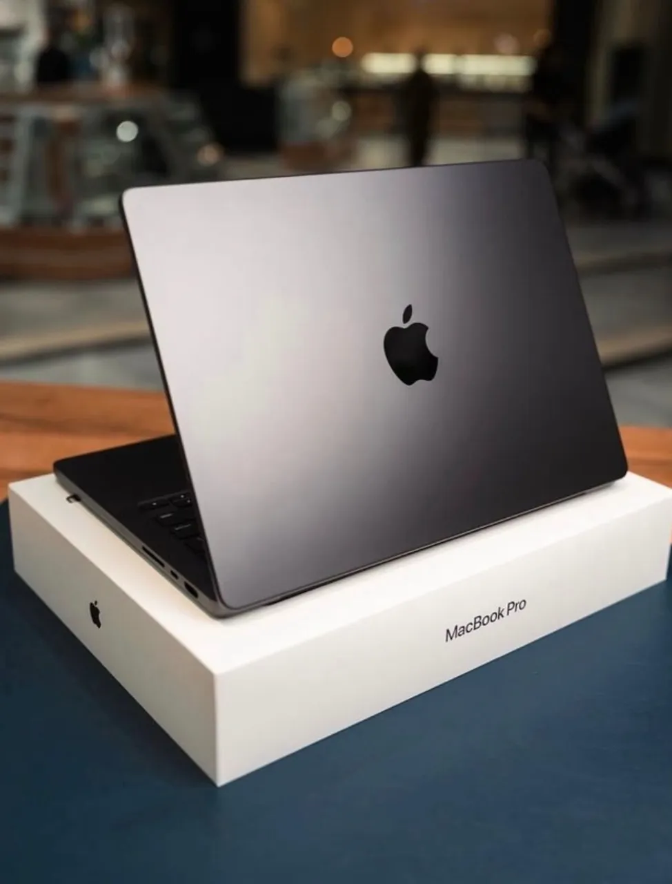 MacBook Pro M5 Max 48GB 2TB 16.2