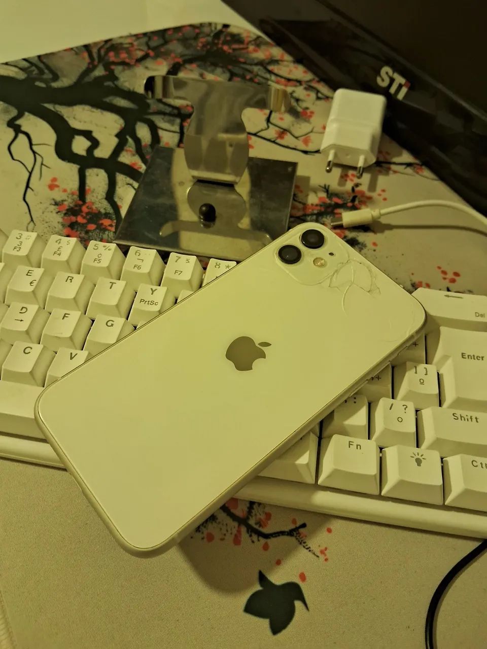 Iphone 11 apenas traseira trincada - Foto 3