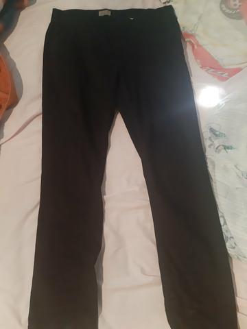 Calças e camisas sociais em promoção