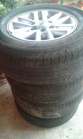 Vendo 4 pneus de Toiota sw4 aro 17,roda semi nova, com pneu meia vida $2500,00 tudo - Foto 2