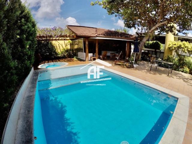 Casa construída em 2 lotes no condomínio Jardim do Horto - Área de lazer completa