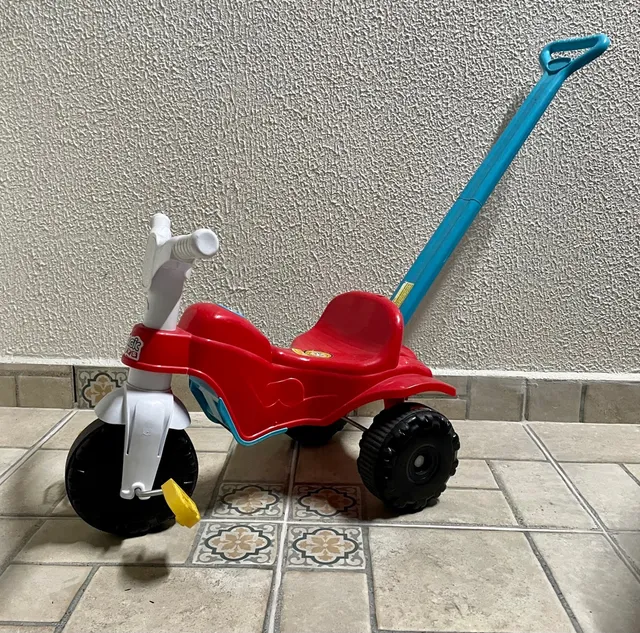 Triciclo Motoca Infantil Velotrol Com Apoio Para os Pés, Empurrador,  Protetor, e Pedal Para Menino e Menina - Certificado Inmetro