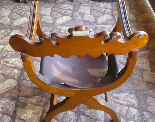  Cadeira Savanarola madeira assento arqueado Encosto fixo com recorte Braços em volutas  - Foto 5