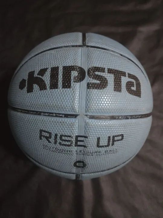 Bola de basquete Kipsta azul clara obs falta encher  - Foto 2