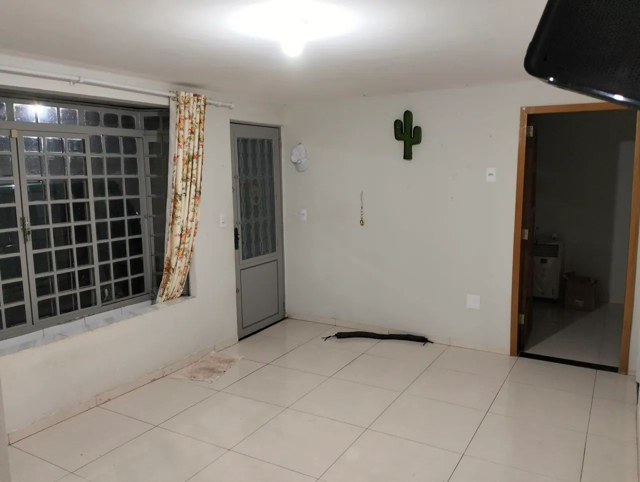 Aluga-se casa e/ou salão comercial