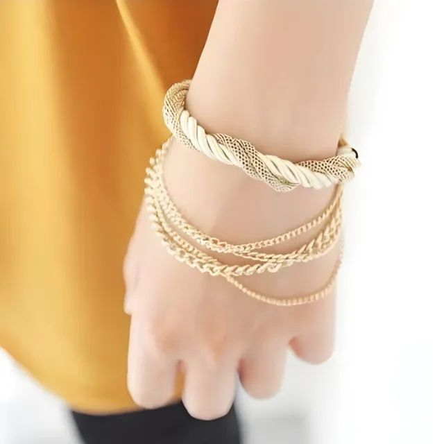 Pulseira Bracelete Multi Camadas Dourada  - Foto 2