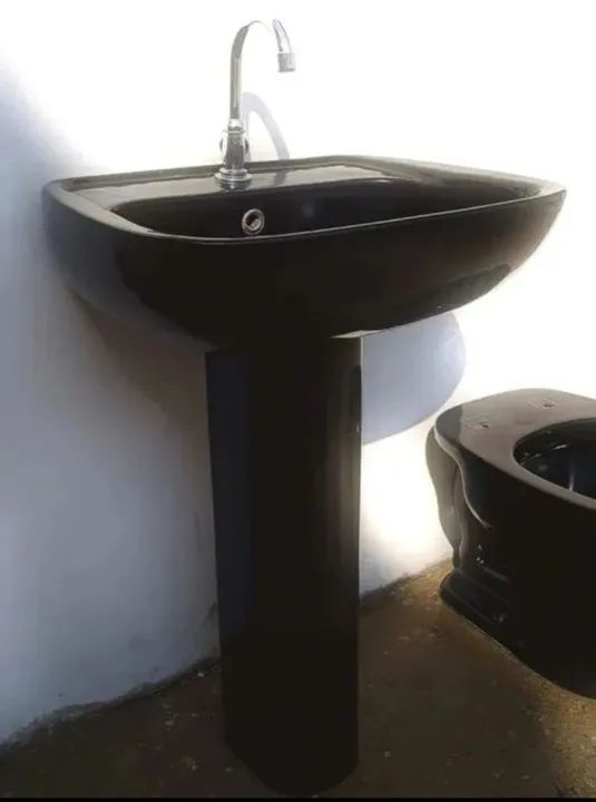 Conjunto de banheiro preto Celite - pia com coluna e vaso sanitário - Foto 3