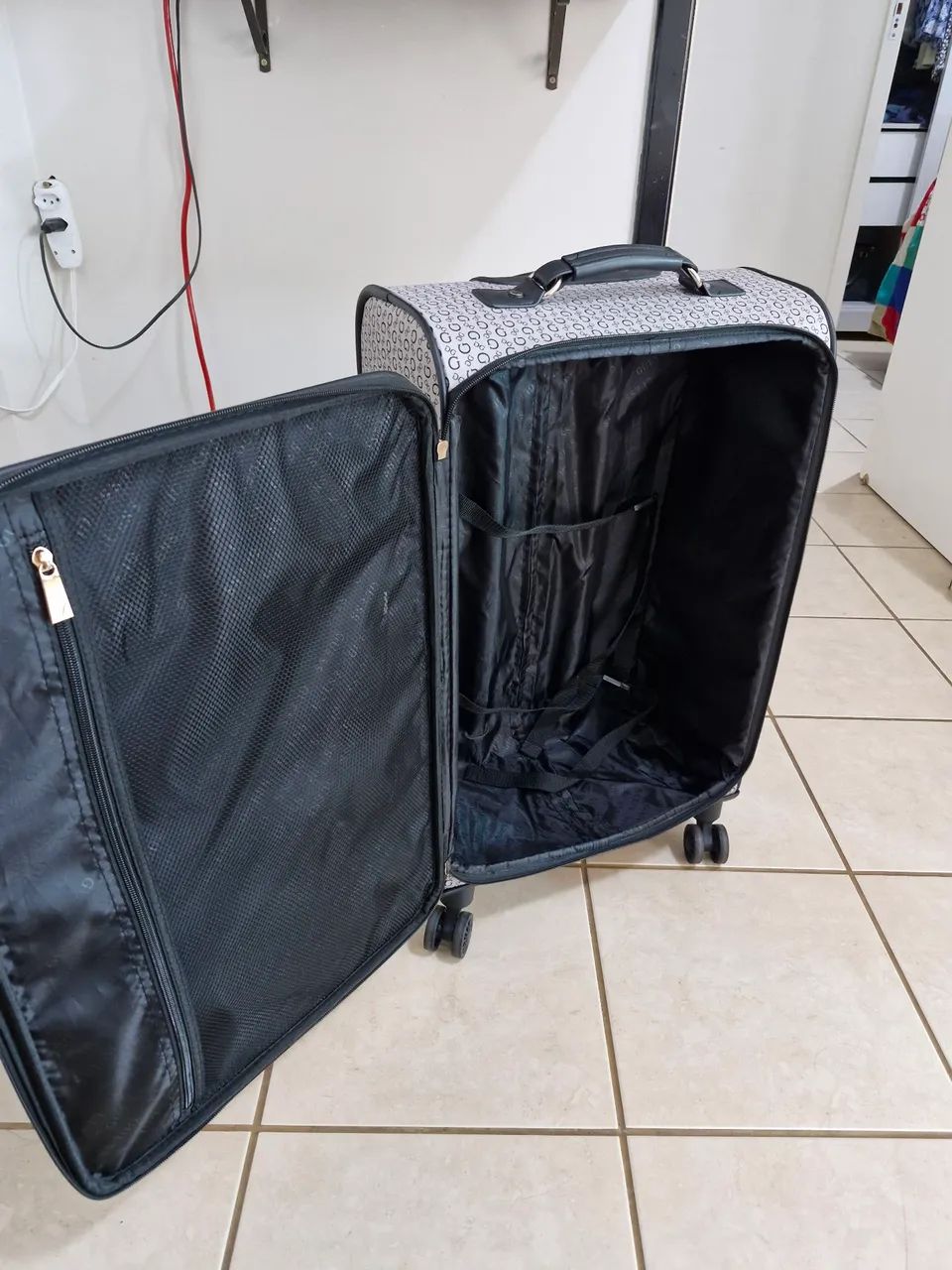 Mala De Viagem 23 Kg Guess Original Flexível Rodinhas 360º - Foto 2