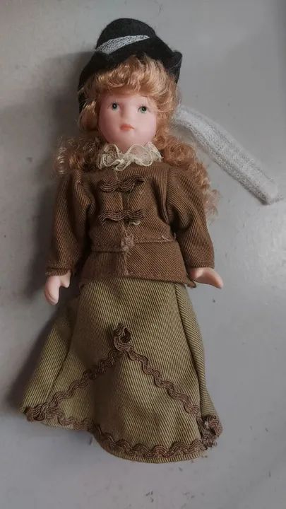 boneca de porcelana de época