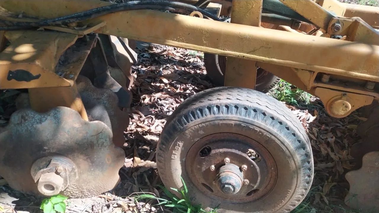 Trator valmet 148, 12X32 com acessórios  - Foto 5