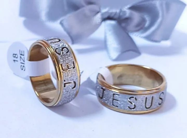 PAR DE ALIANÇAS NOIVADO E CASAMENTO BANHADAS A OURO 18K  - Foto 4