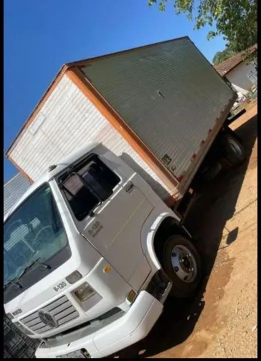 Caminhão Baú VW 8.120 - Ótimo estado