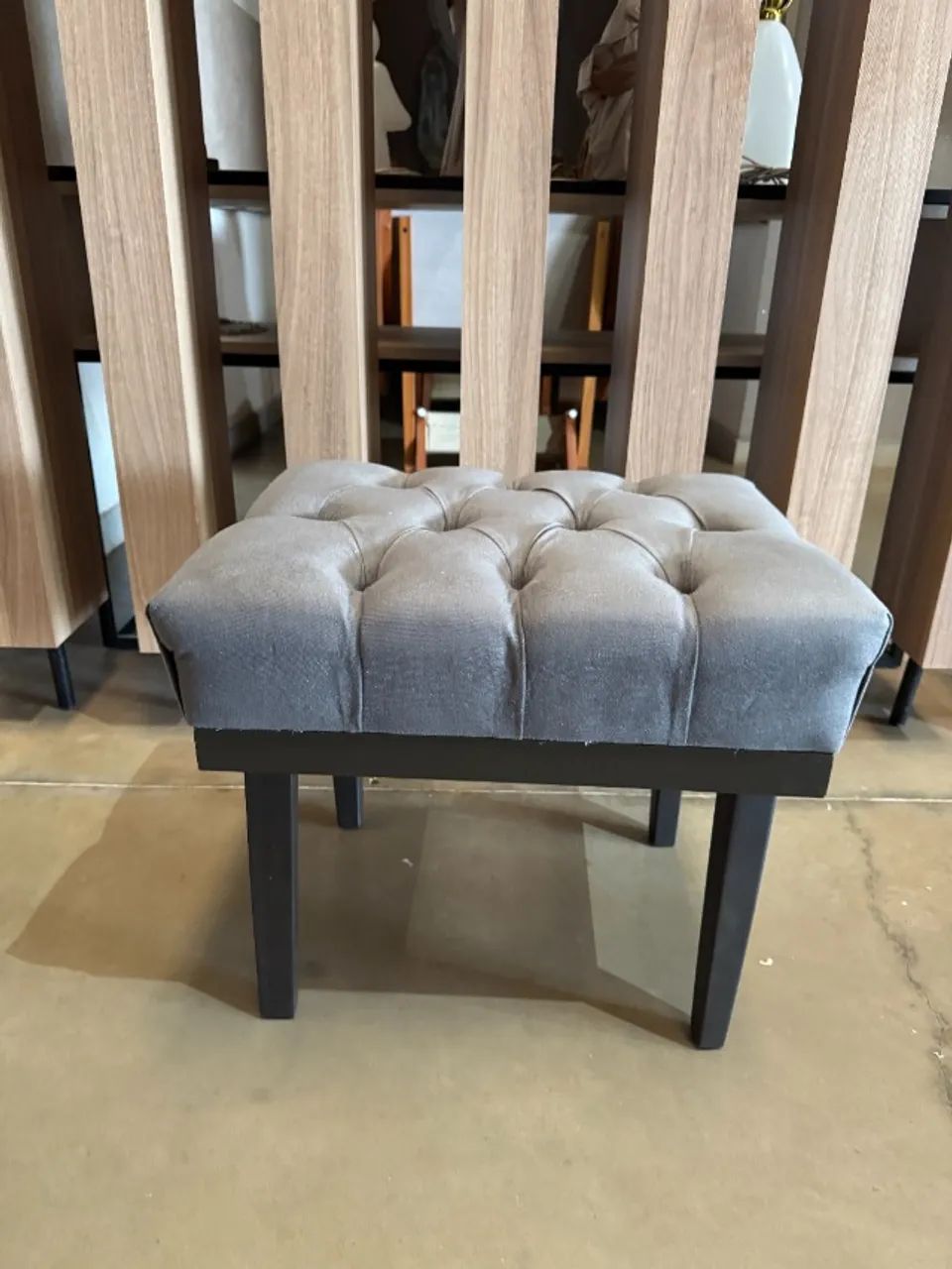 Puff Retangular Suede Grafite Com Strass - Foto 4