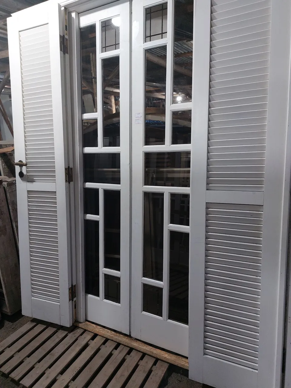 Porta janela com venezianas