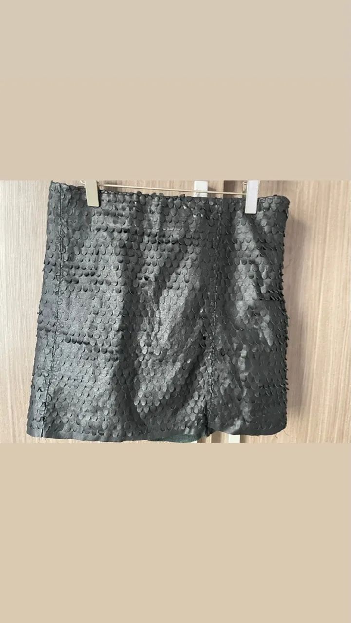 Blusas quadriculadas, saia de couro e saia de pêlos - Foto 4