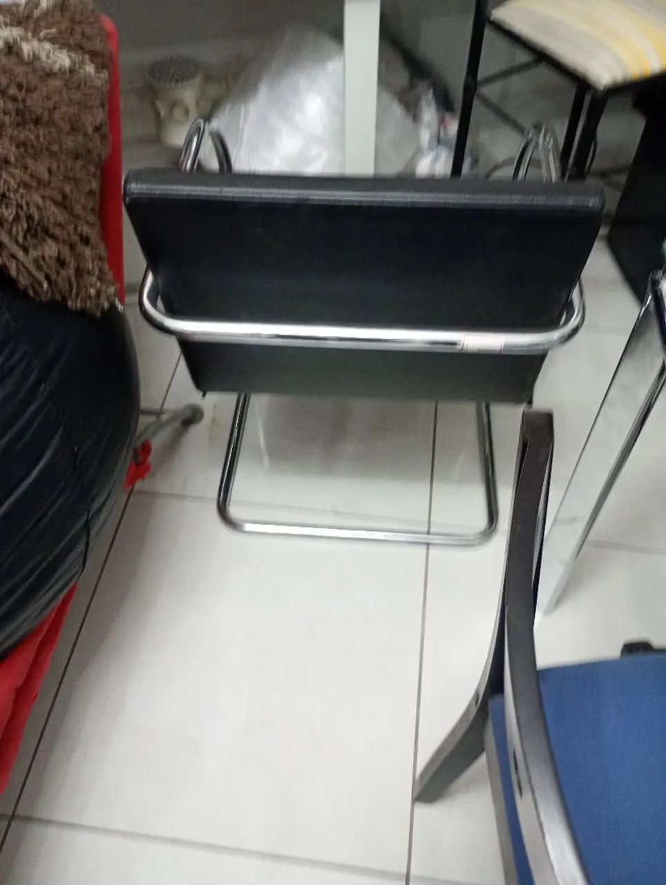 Cadeira preta com design moderno - Foto 2