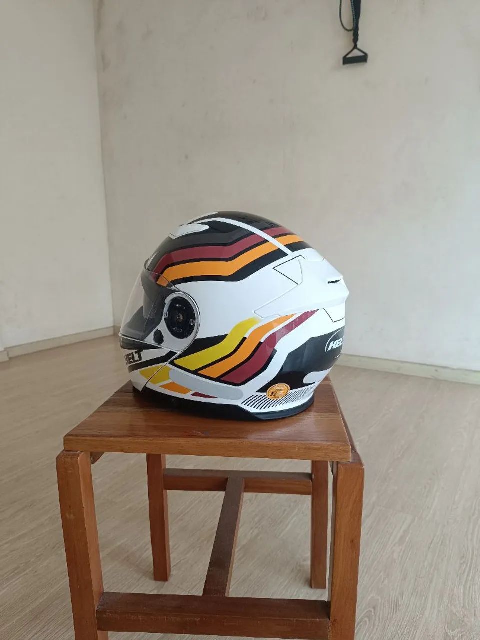 Capacete Helt Escamoteável com viseira solar interna branco tamanho 58 pouco usado - Foto 4