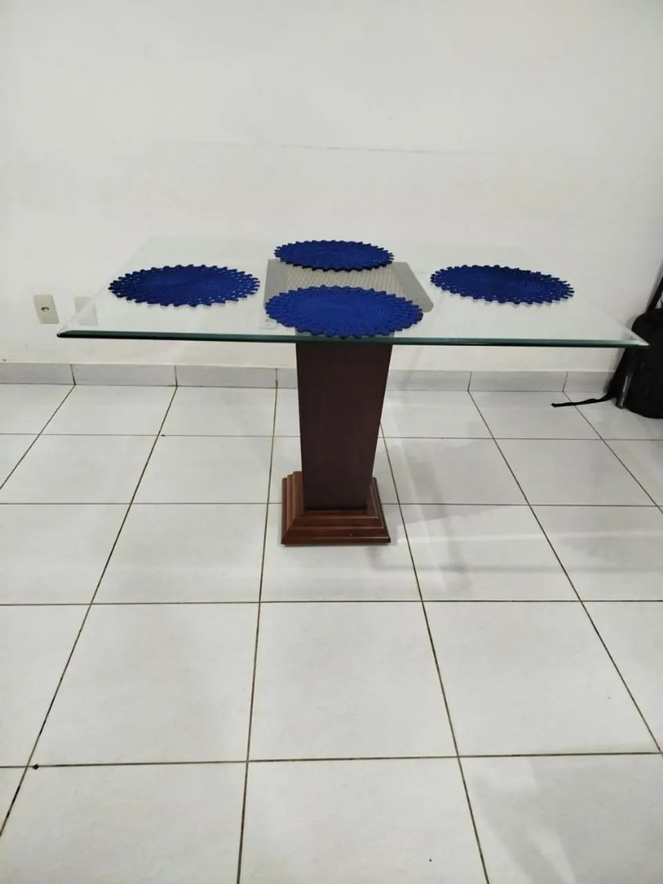 Mesa de madeira com tampo de vidro  - Foto 4