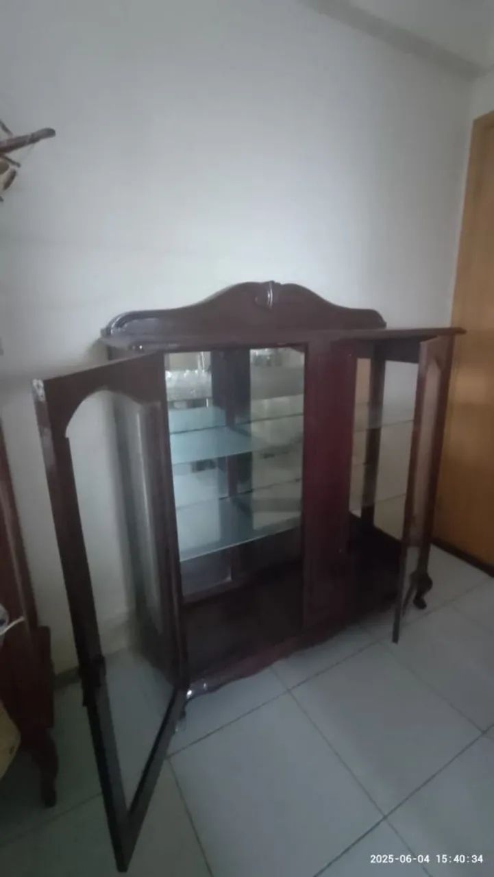 Cristaleira de Madeira Clássica