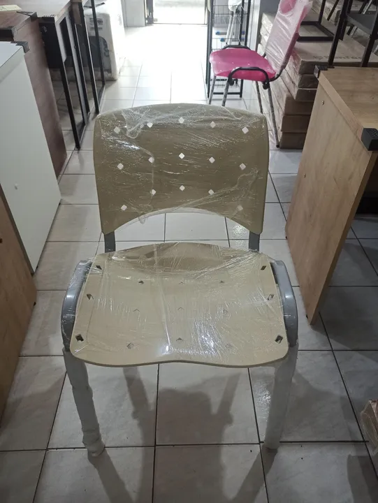 Cadeira bege em promoção