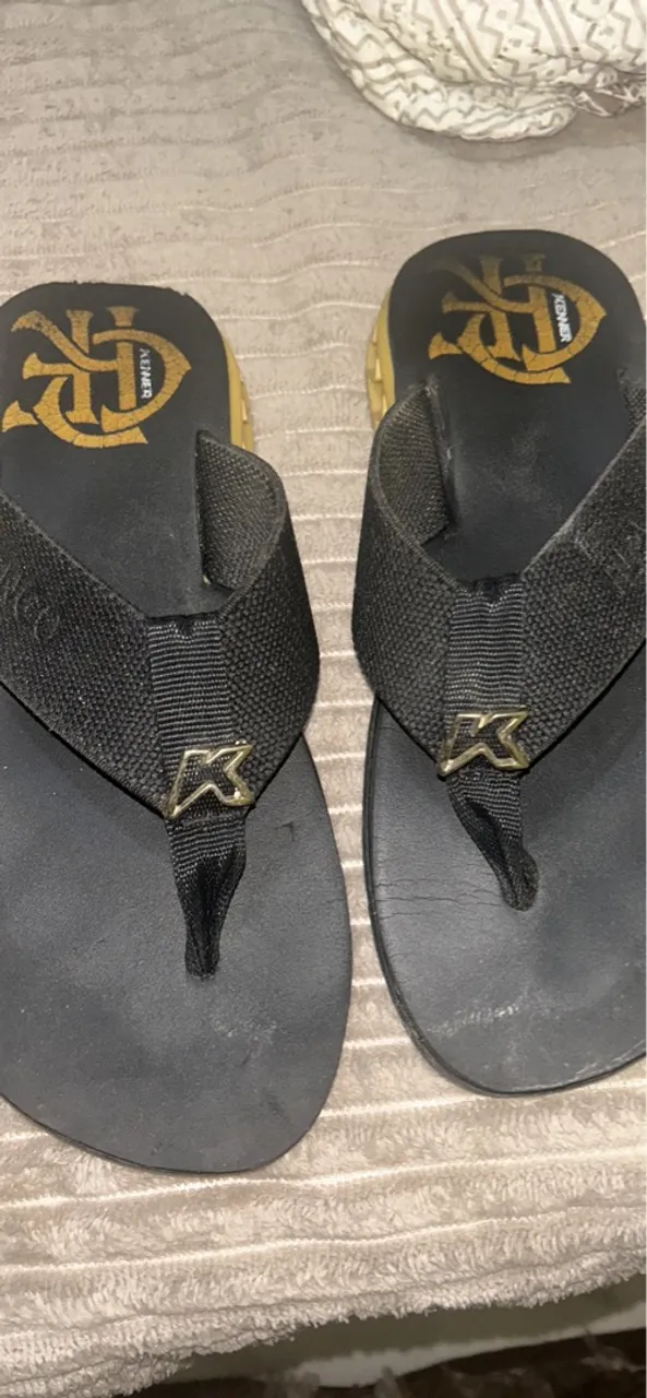 Chinelo Kenner Original - Preto com Detalhes Dourados