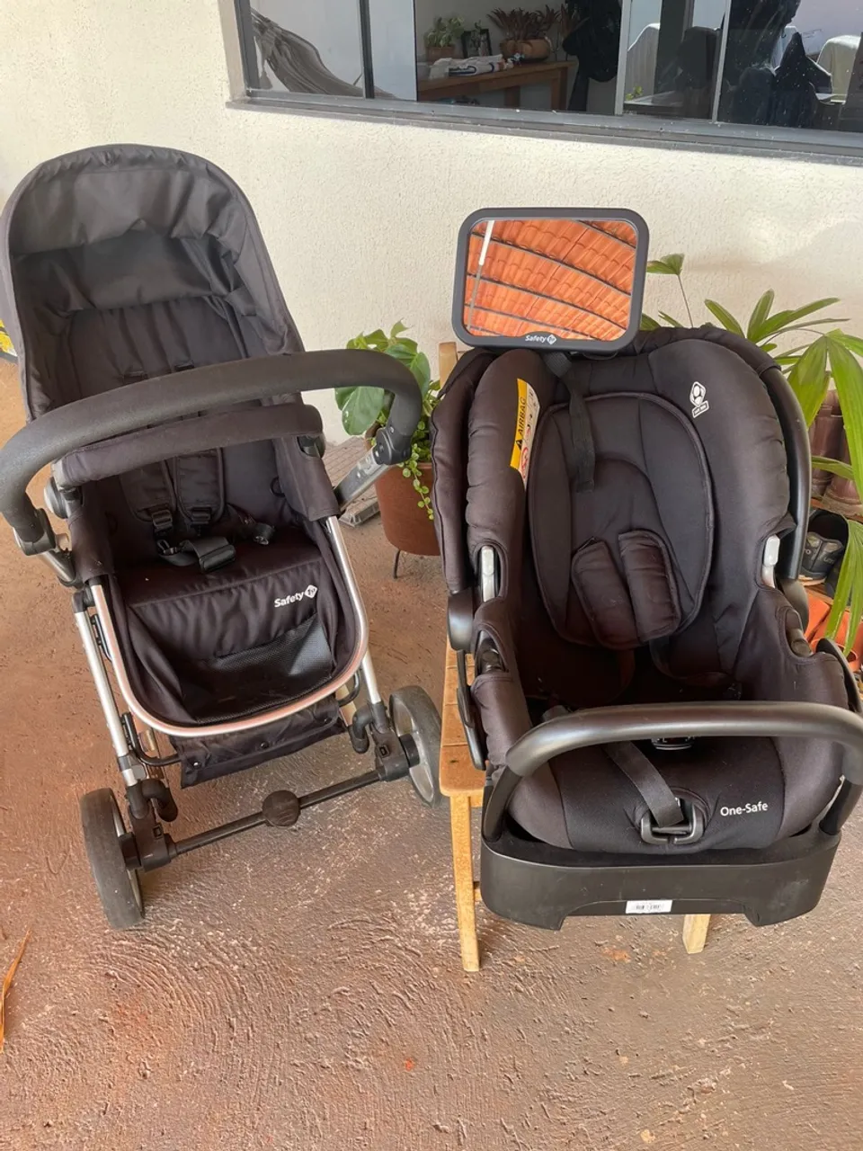 Carrinho Safety 1st, com bebê conforto + espelho