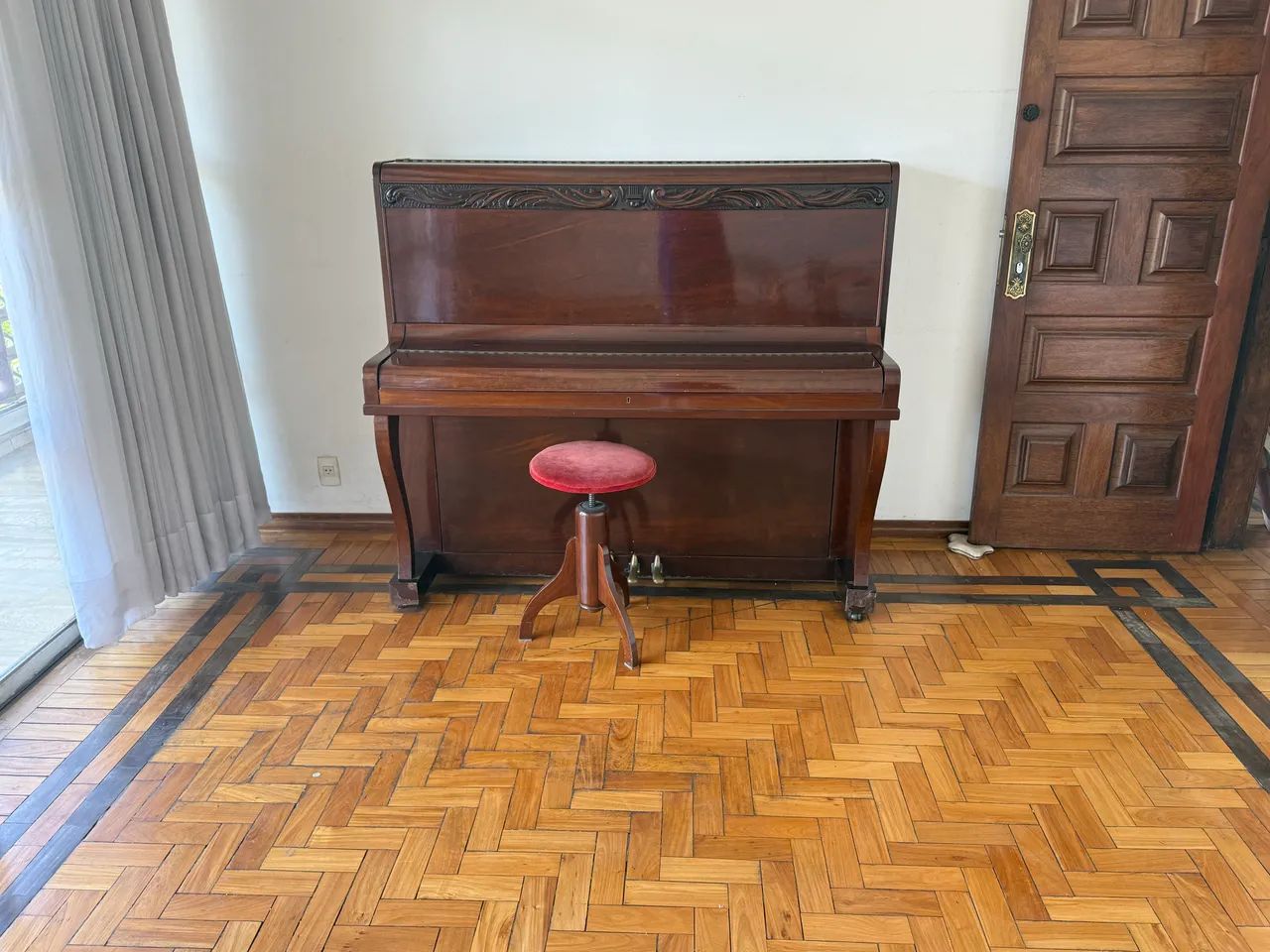Piano de parede da Essenfelder