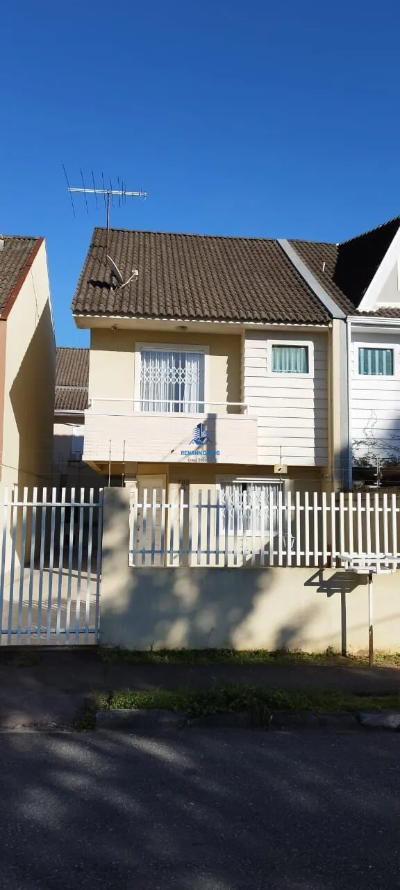 Sobrado Espaçoso com 3 Quartos e Garagem para 3 Carros à Venda no Novo Mundo, Curitiba Op