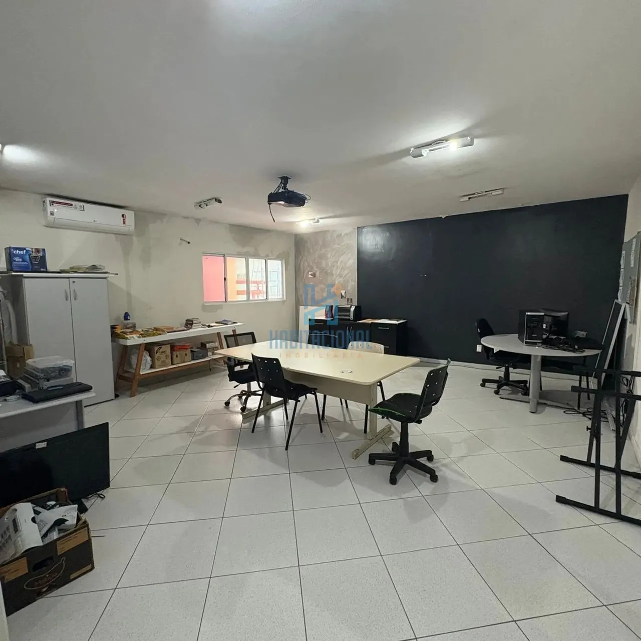 Sala Comercial para Alugar em Neópolis - 37 m² na Av. dos Pinheirais com Estacionamento, C