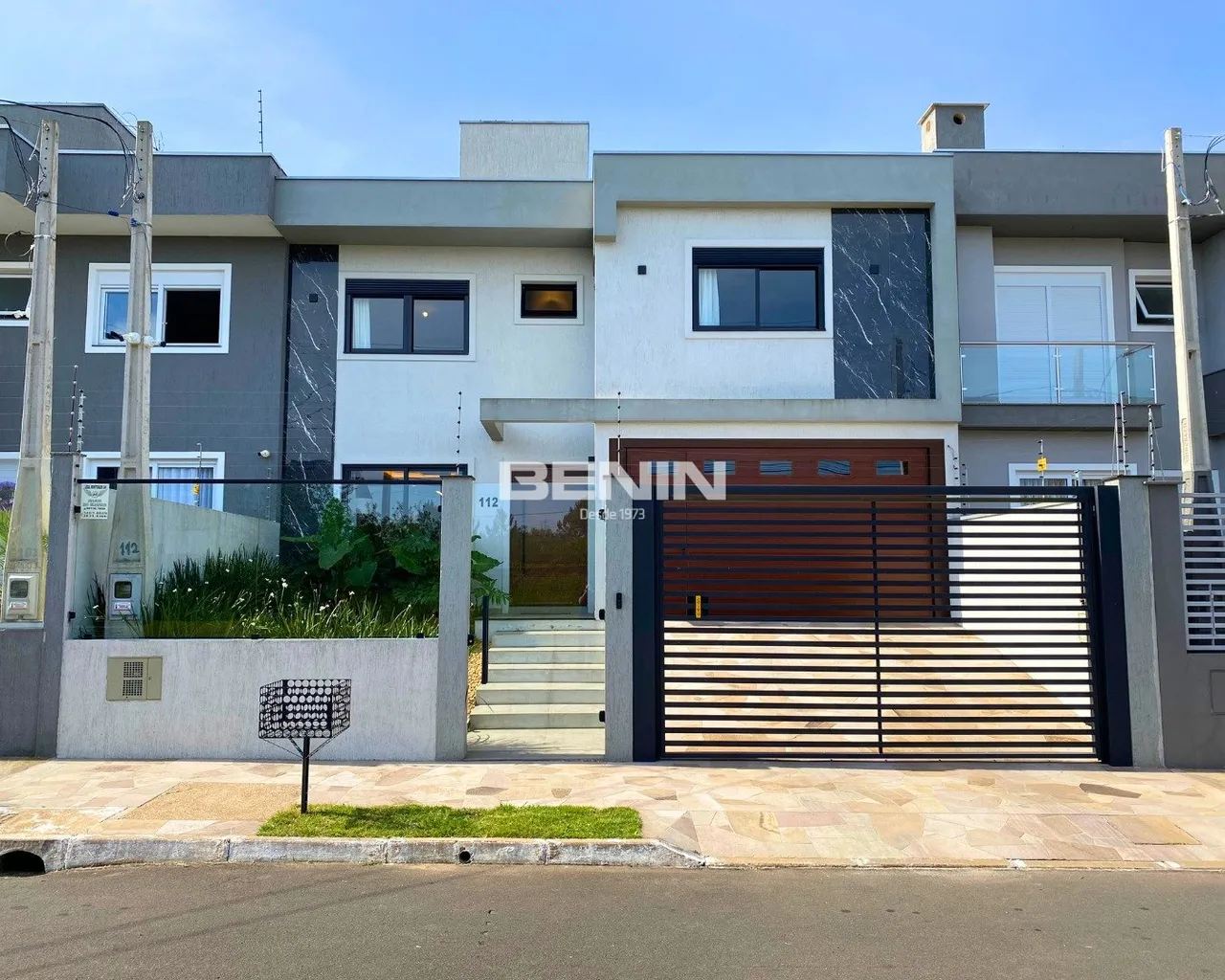 Venda de Sobrado em Canoas-RS, bairro MONT SERRAT com 251m² Área Const. e 251m² Área Terre