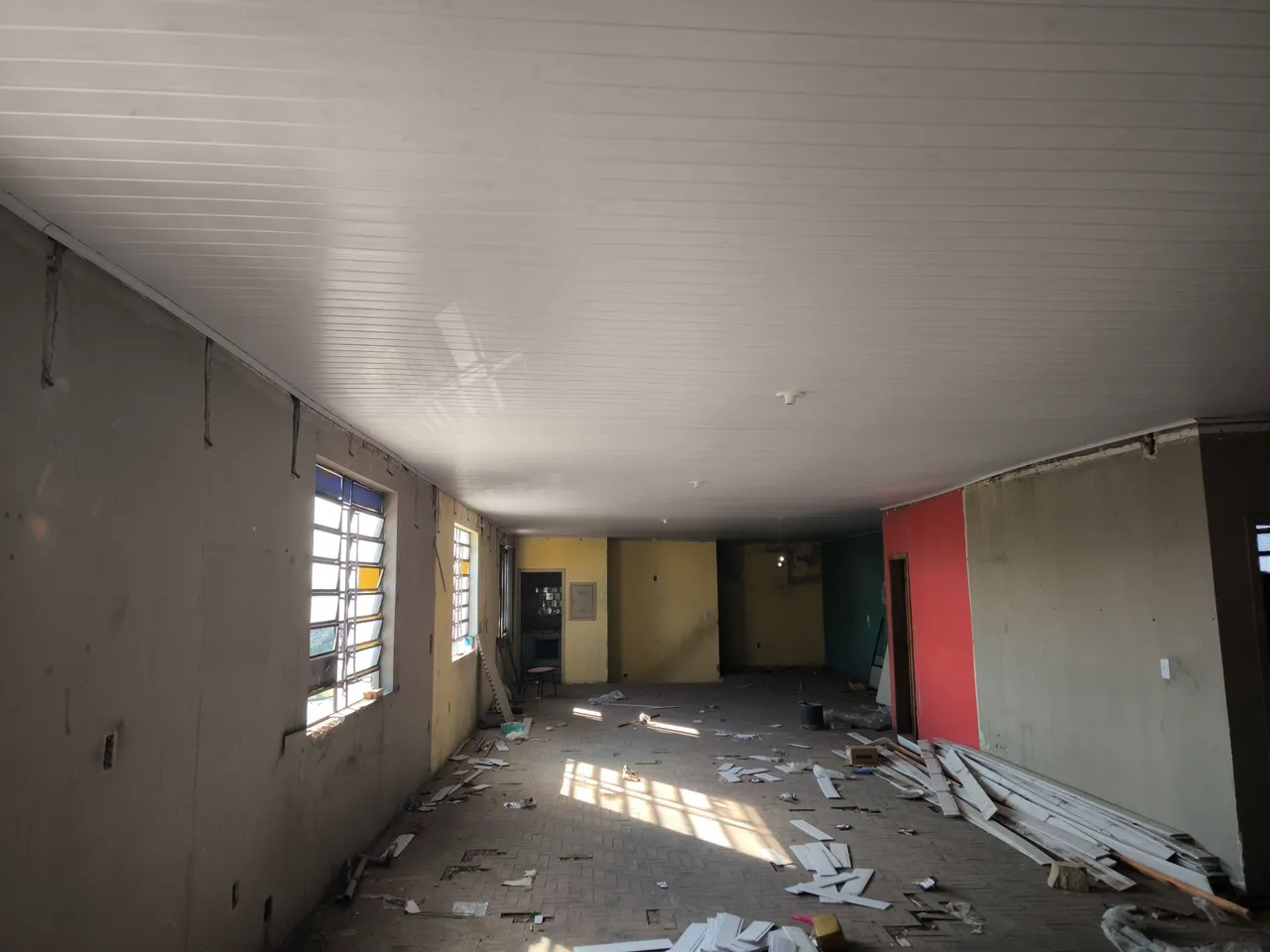 Alugo sala na av minas gerais direto com o proprietário.