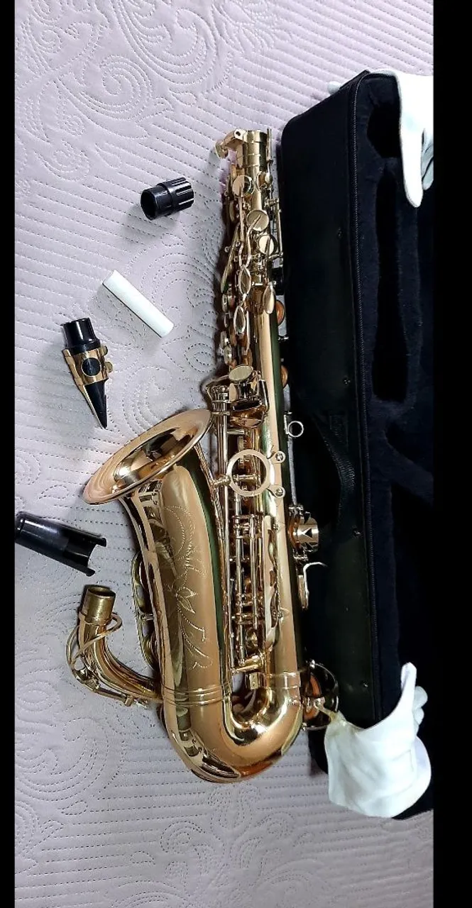 Saxofone Alto Dourado - Instrumento de Sopro