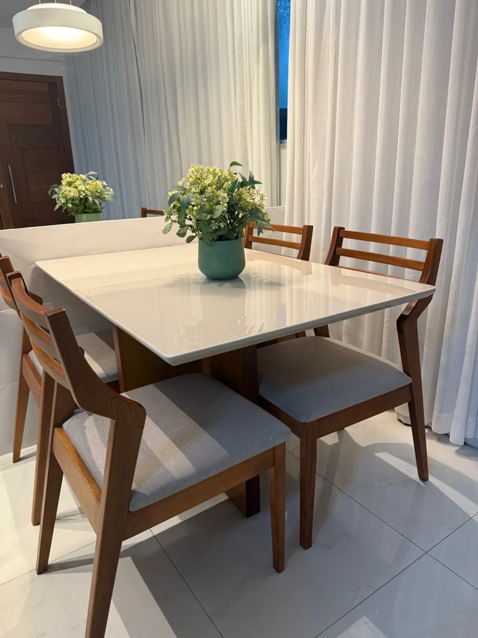 Mesa de Jantar em Madeira com Tampo Branco