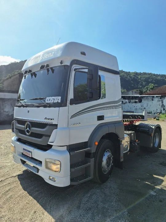 Caminhão Mercedes-Benz Axor 1933 4x2