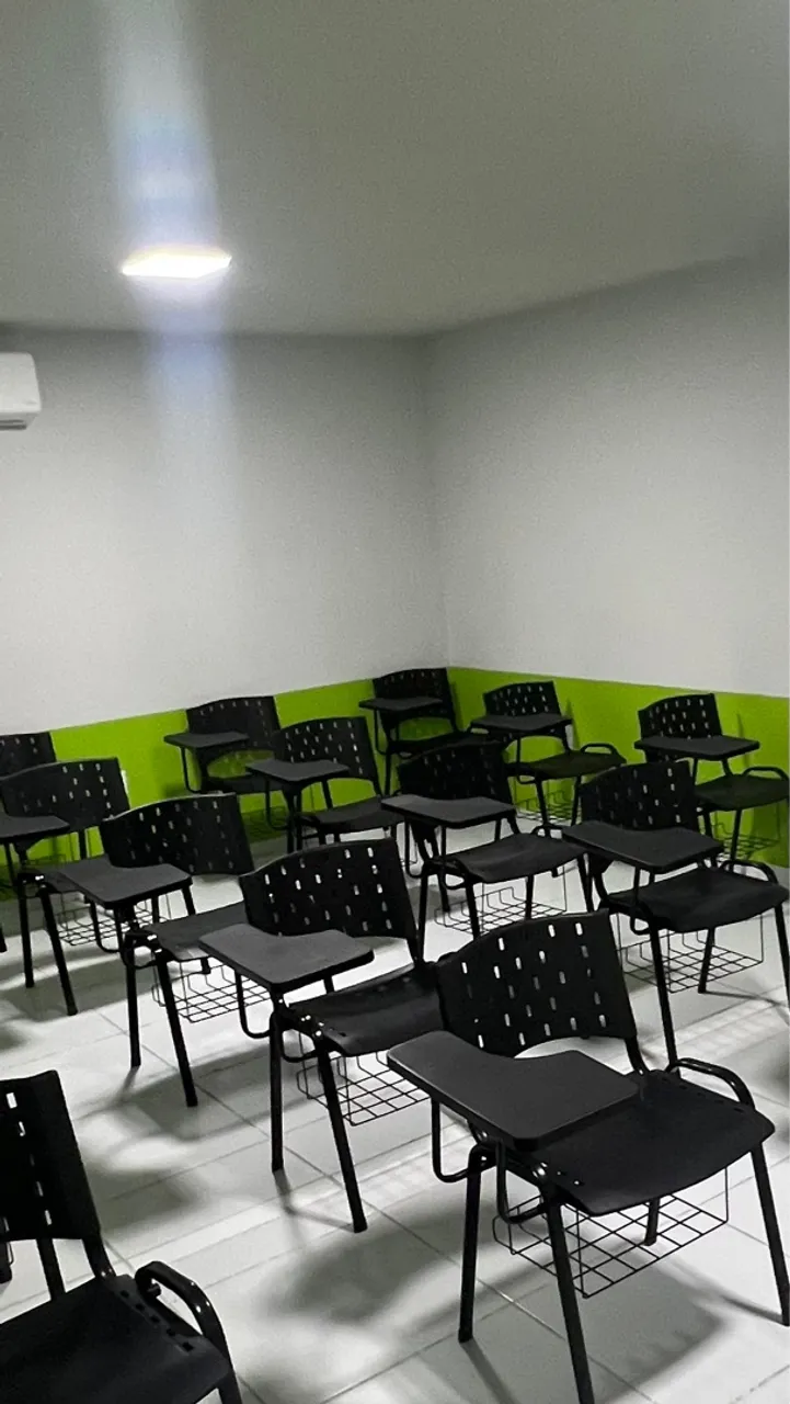 Cadeiras escolar universitárias em polipropileno