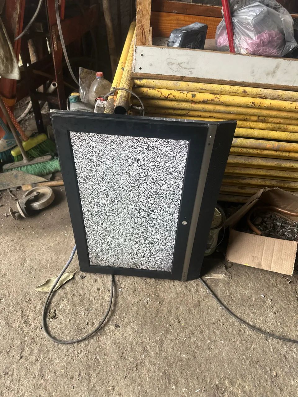  Tv LG 26LC2R com defeito não tem base não tem controle 