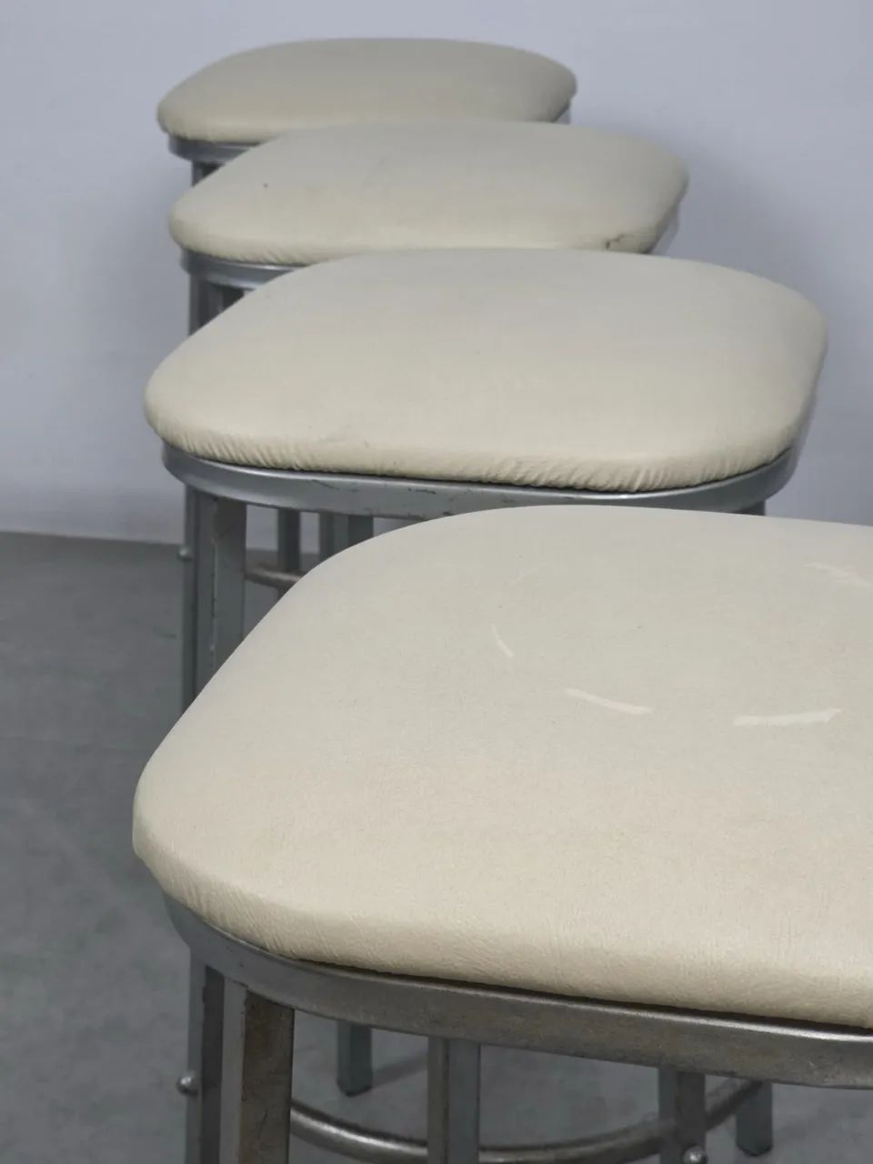 Conjunto de 4 banquetas década de 70 - Foto 2