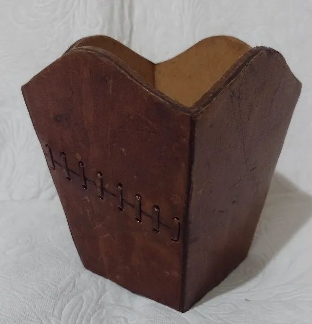 Porta caneta  forrada de couro11 altura 9 largura 