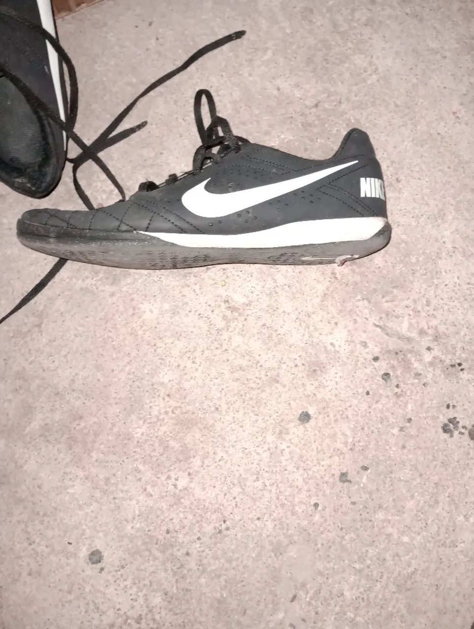 Tênis Nike Masculino Preto com Detalhes Brancos