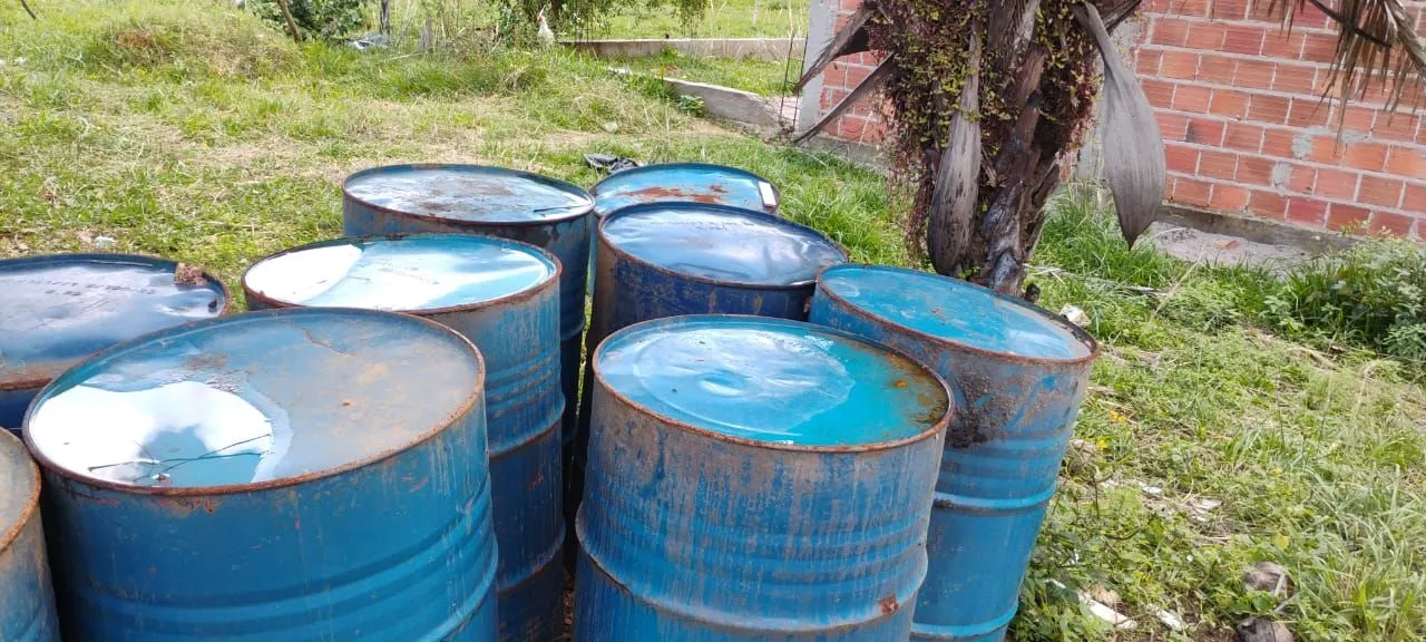 Tambores metálicos azuis