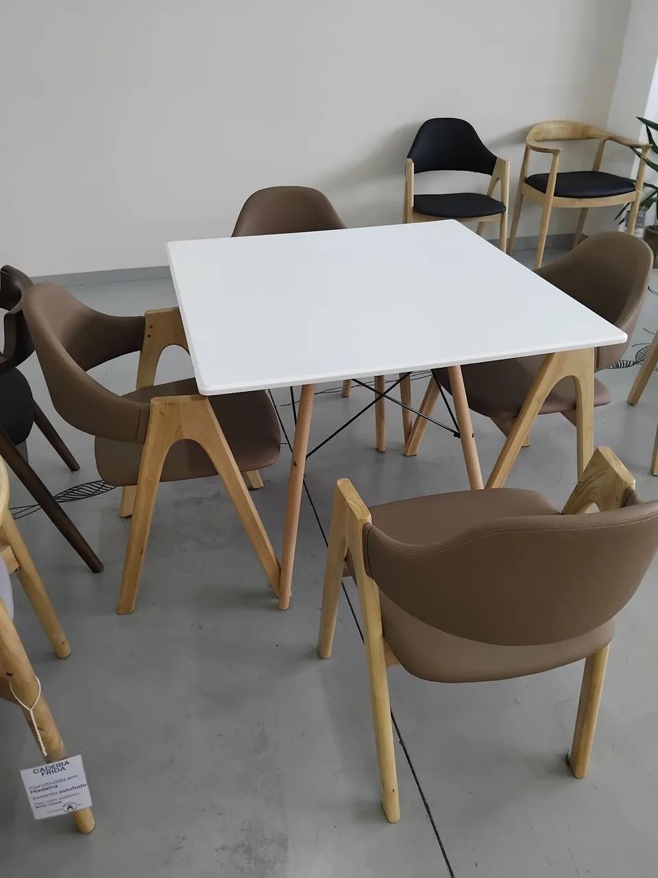 Conjunto de mesa e 04 cadeiras - Foto 2