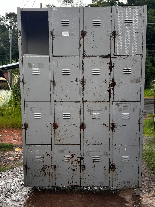 Armário roupeiro de aço 16 portas,faltando uma portinha,Contém avarias