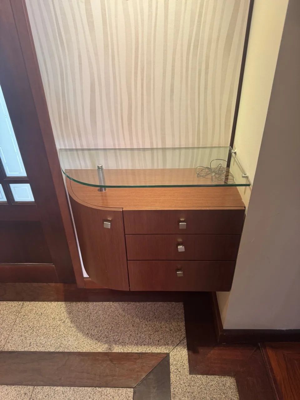 Móvel de apoio com tampo de vidro e gavetas - Foto 3