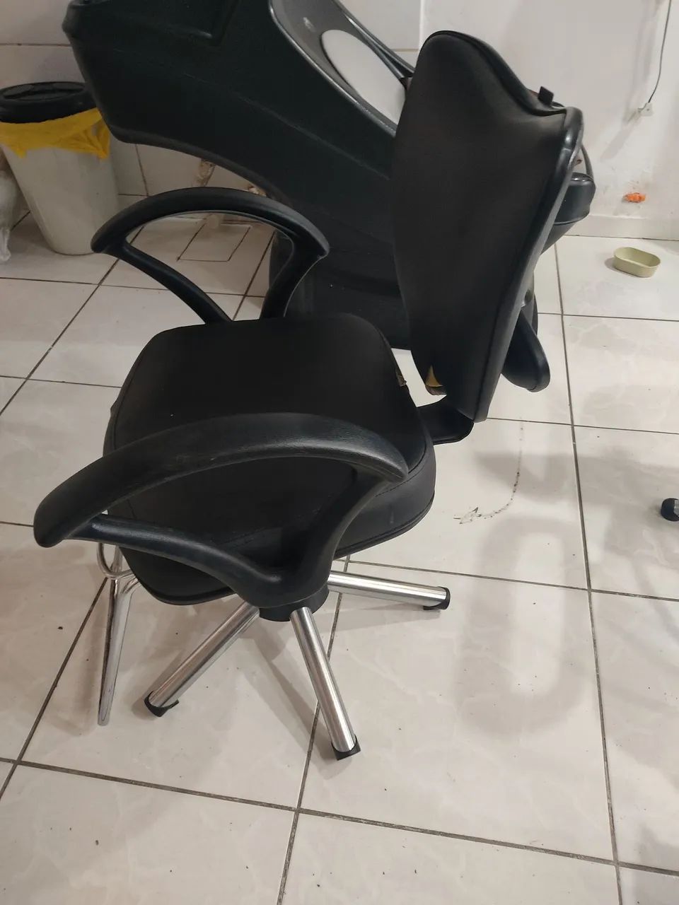 2 Cadeiras de salão de beleza - Preta - Usada - Foto 5