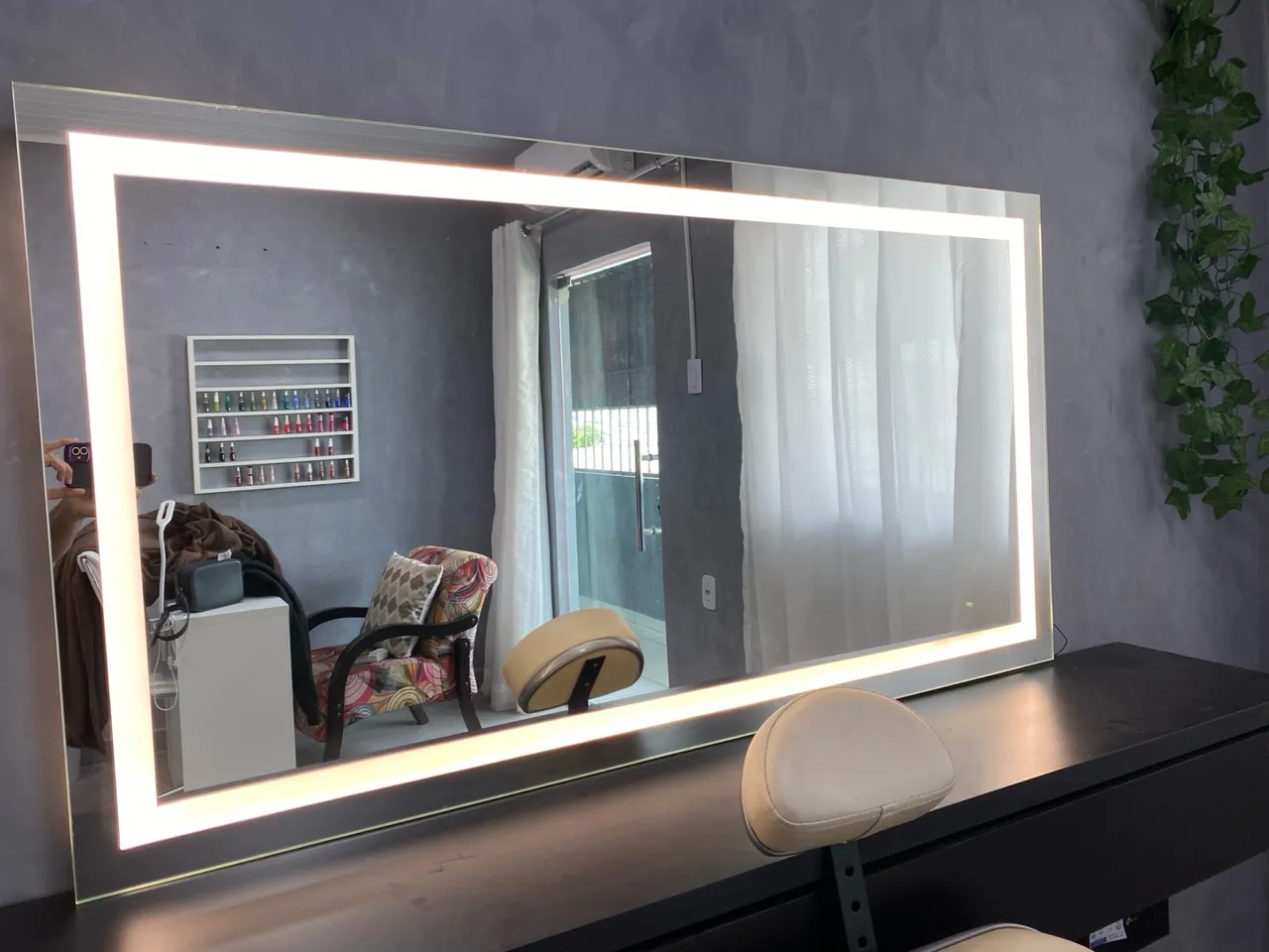 Espelho com iluminação embutida para decoração
