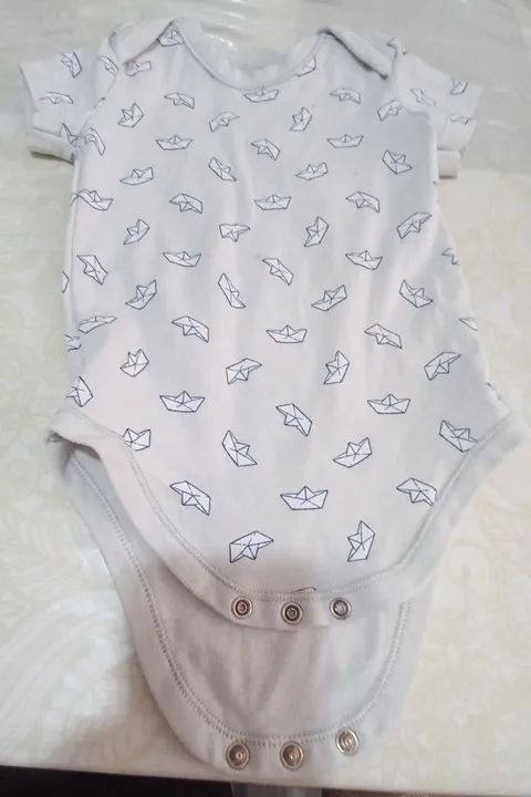 Body  cinza claro  com chapéuzinho  branco  tamanho  9 a 12 meses